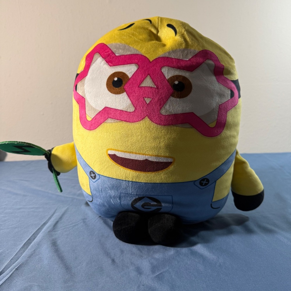 Despicable Me Minion Plush Toy Character "Kevin" Holding Maraca Accessory